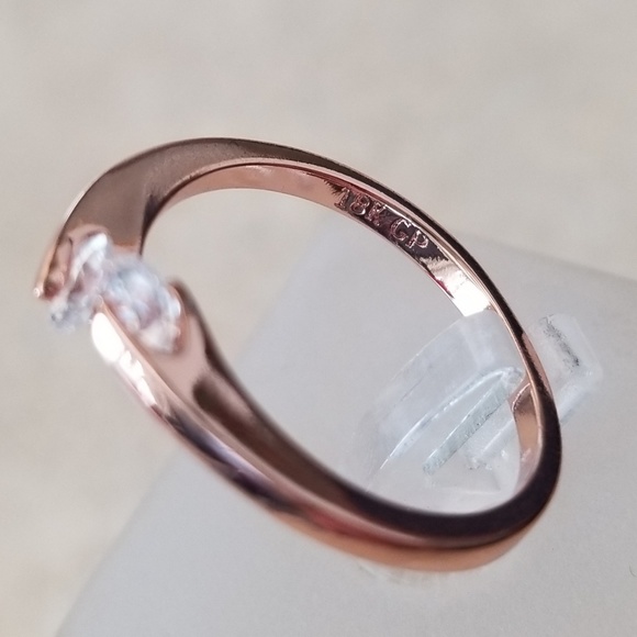 Delicate 18k Ring - Picture 4 of 6
